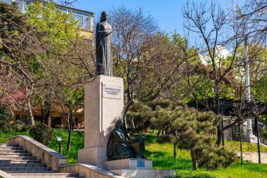 Bükreş parkındaki Carmen Sylva heykeli ağaçlar ve merdivenlerle çevrili. 3 Mayıs 2025 Romanya.