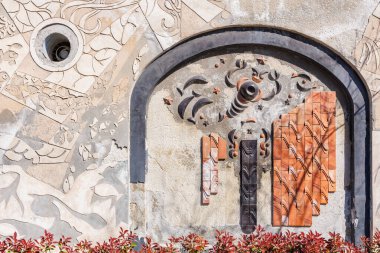 Karmaşık desenleri ve kırmızı yaprakları olan soyut geometrik duvar sanatı. 3 Mayıs 2025 Romanya.