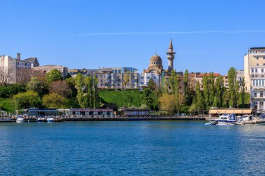 Cami manzaralı nehir manzarası ve Avrupa 'da tekneler. 3 Mayıs 2025 Romanya.