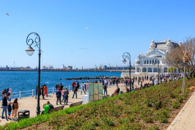 Kalabalık ve tarihi binalarla dolu, hareketli bir rıhtım gezisinde güneşli bir gün. 3 Mayıs 2025 Romanya.