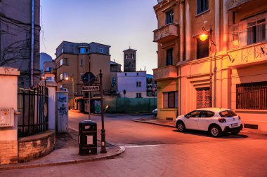 Tarihi binalar ve şehir mimarisi ile akşam sokak sahnesi. 3 Mayıs 2025 Romanya.