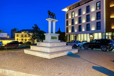 Capitoline kurt heykeli modern binayla birlikte şehir merkezinde. 3 Mayıs 2025 Romanya.