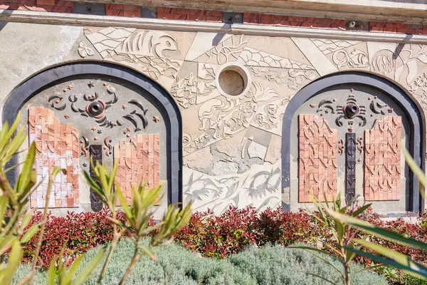 Süslü tasarım ve tuğla aksanlı karmaşık mimari duvar. 3 Mayıs 2025 Romanya.