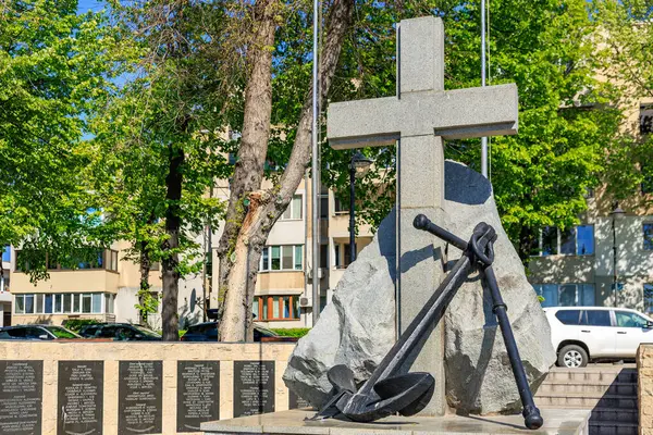 Çarmıhlı, çapalı ve taşlı anıt şehir parkı düzeninde umut ve inancı sembolize ediyor. 3 Mayıs 2025 Romanya.