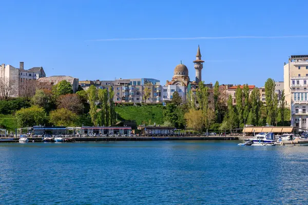 Cami manzaralı nehir manzarası ve Avrupa 'da tekneler. 3 Mayıs 2025 Romanya.