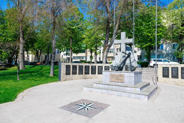 Çapa ve haç ağaçlar ve anıt plaklarıyla çevrili parkta. 3 Mayıs 2025 Romanya.