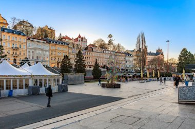 Karlovy şehir meydanındaki tarihi binaların manzarası. 18 Mart 2025, Karlovy Vary, Çek Cumhuriyeti.