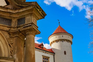 Titrek mavi gökyüzüne karşı kulesi olan tarihi Avrupa kalesi. 17 Mart 2025, Konopiste Şatosu, Çek Cumhuriyeti.