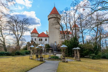 Kızıl taretler ve yapraksız ağaçlarla kışın Avrupa 'dan gelen romantik bir şato. 17 Mart 2025, Konopiste Şatosu, Çek Cumhuriyeti.