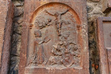 Süslü detaylarla dini sahneleri tasvir eden tarihi taş tasviri. 17 Mart 2025, Konopiste Şatosu, Çek Cumhuriyeti.