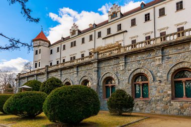 Yeşillikli tarihi taş kale. 17 Mart 2025, Konopiste Şatosu, Çek Cumhuriyeti.