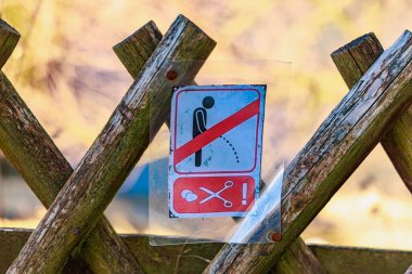 Park alanındaki ahşap çitlerde yasak tabelası. 18 Mart 2025, Madalyon, Çek Cumhuriyeti.