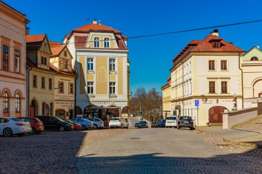 Tarihi Avrupa mimarisi ile antika kaldırım taşı meydanında güneşli bir gün. 18 Mart 2025, Madalyon, Çek Cumhuriyeti.