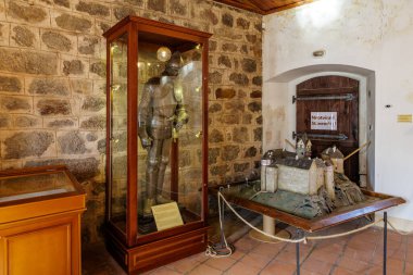 Tarihi taş odada ortaçağ zırhı ve kale modeli. 18 Mart 2025, Madalyon, Çek Cumhuriyeti.