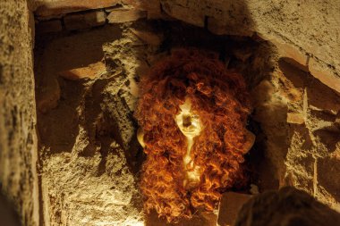 Kırsal kesimde kızıl kıvırcık saçlı, iri yapılı ve çarpıcı ışıklandırmalı bir kadın. 18 Mart 2025, Madalyon, Çek Cumhuriyeti.