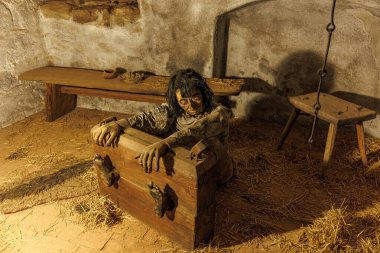 Ortaçağ zindan sahnesi: kırsal dekorlu ve samanlı kadın mahkum. 18 Mart 2025, Madalyon, Çek Cumhuriyeti.