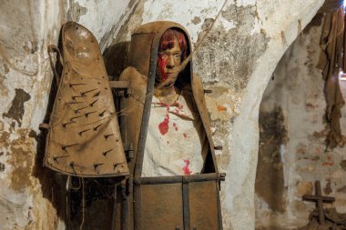 Ortaçağ işkence aleti ve tarihi zindan düzeninde ürkütücü bir figür. 18 Mart 2025, Madalyon, Çek Cumhuriyeti.