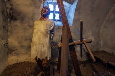 Ortaçağ ortamında asılı bir mankenle tarihi işkence odası sahnesi. 18 Mart 2025, Madalyon, Çek Cumhuriyeti.