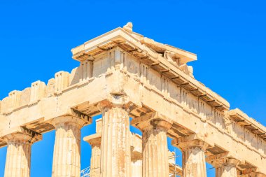 Bina sütunları ve çatısı olan bir tapınak. Sütunlar taştan ve çatı da taştan yapılmıştır. Bina çok eski ve uzun bir tarihi var, Atina Akropolü.