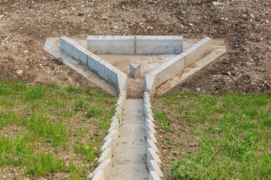 Çimenli arazide beton drenaj kanalı.