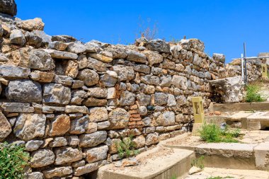 Ephesus antik şehrinin kalıntıları. İnsanlığın Antik Yunan ve Antik Roma 'dan kalma kültürel mirası. Seçici odaklı arkaplan