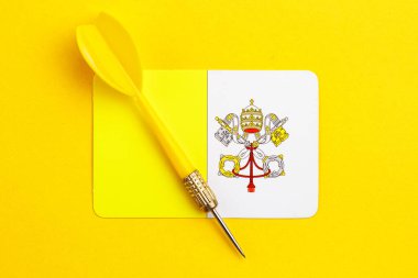 Sarı dart parlak sarı arka planda Vatikan şehir bayrağında.