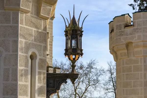 Mavi gökyüzü ve taş mimarisine karşı ortaçağ şatosu feneri..