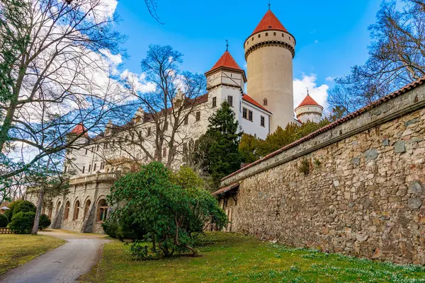 Avrupa 'nın tarihi şatosu. Kırmızı kuleleri ve taştan duvarları parlak gün ışığında ağaçlarla çevrili..