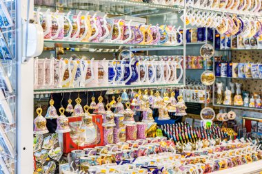 Dekoratif seramik bardakları ve çanları olan renkli bir hediyelik eşya dükkanı. 18 Mart 2025, Karlovy Vary, Çek Cumhuriyeti.
