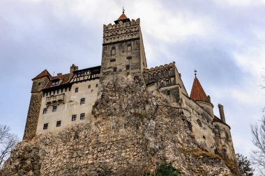 Transilvanya 'daki tarihi kepek şatosu dramatik kaya temelleri ve kuleleri ile.