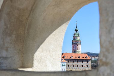 Güneşli bir günde taş kemer tarafından çerçevelenmiş tarihi kale kulesi.