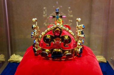 Ortaçağ tacını mücevherlerle süsleyin..