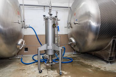 Büyük fermantasyon tankları ve paslanmaz çelik boruları olan endüstriyel bira fabrikası ekipmanları..