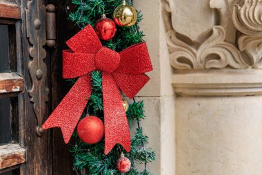 Yeşil çelenkli bayram yayı ve köy kapısında süsler..