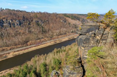 Saxon İsviçre Ulusal Parkı 'ndaki elf kumtaşı dağlarının ve nehrin manzarası..