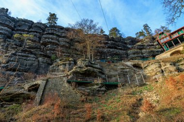 Gündüz vakti merdiven ve sonbahar yapraklarıyla muhteşem kayalık manzarası..