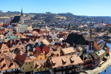 Renkli çatıları ve manzarası olan tarihi foseptik krumlov manzarası.