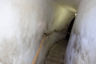 Dar, sarmal merdivenli, tarihi binada halat tırabzan var..