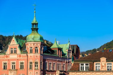 Mavi gökyüzüne karşı yeşil bakır çatıları olan tarihi Avrupa mimarisi.