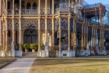 Süslü demircilik ve taş aslanlar tarihi Avrupa malikanesini süslüyor.
