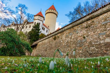Taş duvarı ve sakin manzaralı kuleleri olan ortaçağ şatosu.