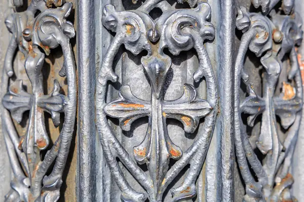 Yıpranmış patinaj yakın plan karmaşık demircilik tasarımı.