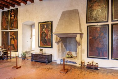 Klasik resimler ve şömineli tarihi Avrupa kalesi iç mimarisi. 19 Mart 2025, Karlstejn, Çek Cumhuriyeti.