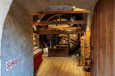 Tarihi değirmen iç mimarisi. Taş bina ahşap makineler ve kırsal dekorlarla dolu. 19 Mart 2025, Karlstejn, Çek Cumhuriyeti.