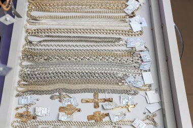 Çekmecede çeşitli altın ve gümüş kolyeler ve haç kolyeler var. 3 Kasım 2023 Balti Moldova.