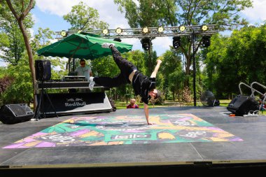 Canlı bir dans sahnesinde genç bayan break dansçı. 31 Mayıs 2024 Balti Moldova.
