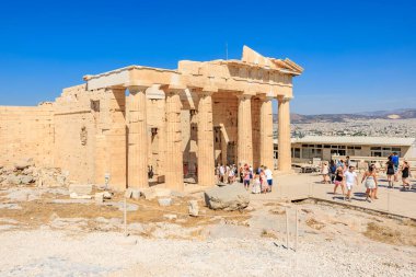 Bir grup insan sütunları olan bir binada yürüyorlar. Bina eski ve bir sürü tarihi var. 9 Ağustos 2024 Atina Yunanistan