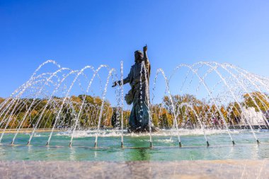 Bir adam heykeli bir çeşmeyle çevrilidir. Su fıskiyeden fışkırıyor ve gökyüzü berrak ve mavi. 27 Ekim 2024 Chisinau Moldova