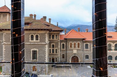 Kırmızı çatılı ve beyaz yüzlü bir bina. 15 Aralık 2024 Busteni Romanya.