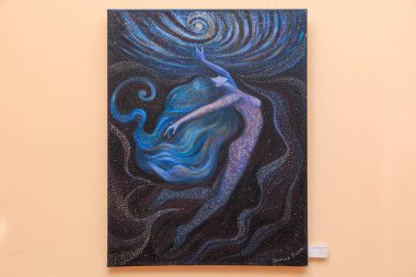 Bir tabloda bir kadın tasvir edilir, kolları açılır ve bacakları açılır. 12 Mart 2024 Balti Moldova